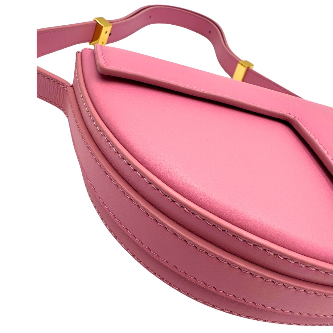 angoli Borsa Patou in pelle rosa con parti metalliche dorate; munita di una tracolla regolabile. Completa di dustbag, di lusso, eccellenti condizioni, usata. 
