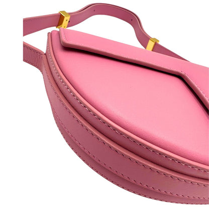 angoli Borsa Patou in pelle rosa con parti metalliche dorate; munita di una tracolla regolabile. Completa di dustbag, di lusso, eccellenti condizioni, usata. 