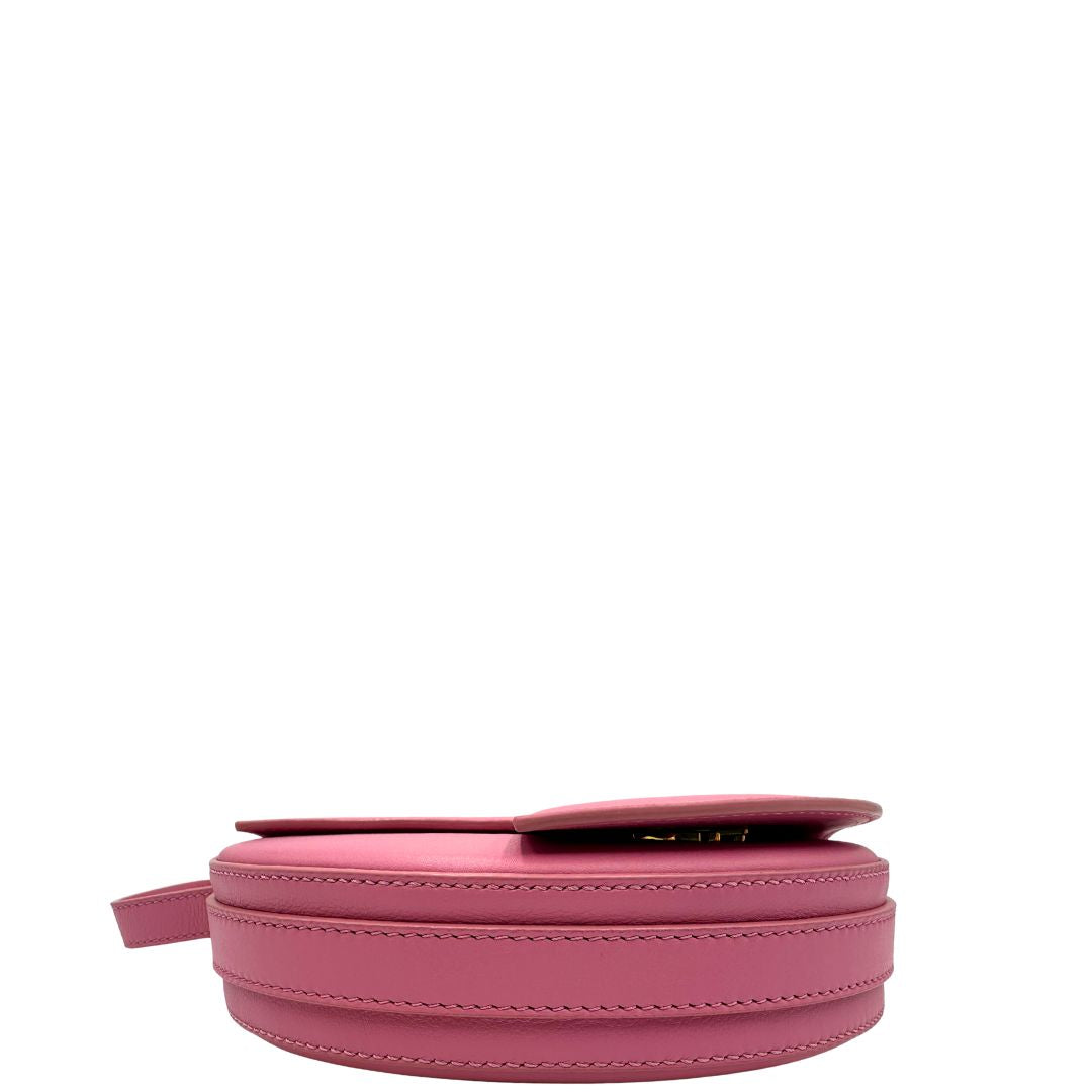 base Borsa Patou in pelle rosa con parti metalliche dorate; munita di una tracolla regolabile. Completa di dustbag, di lusso, eccellenti condizioni, usata. 
