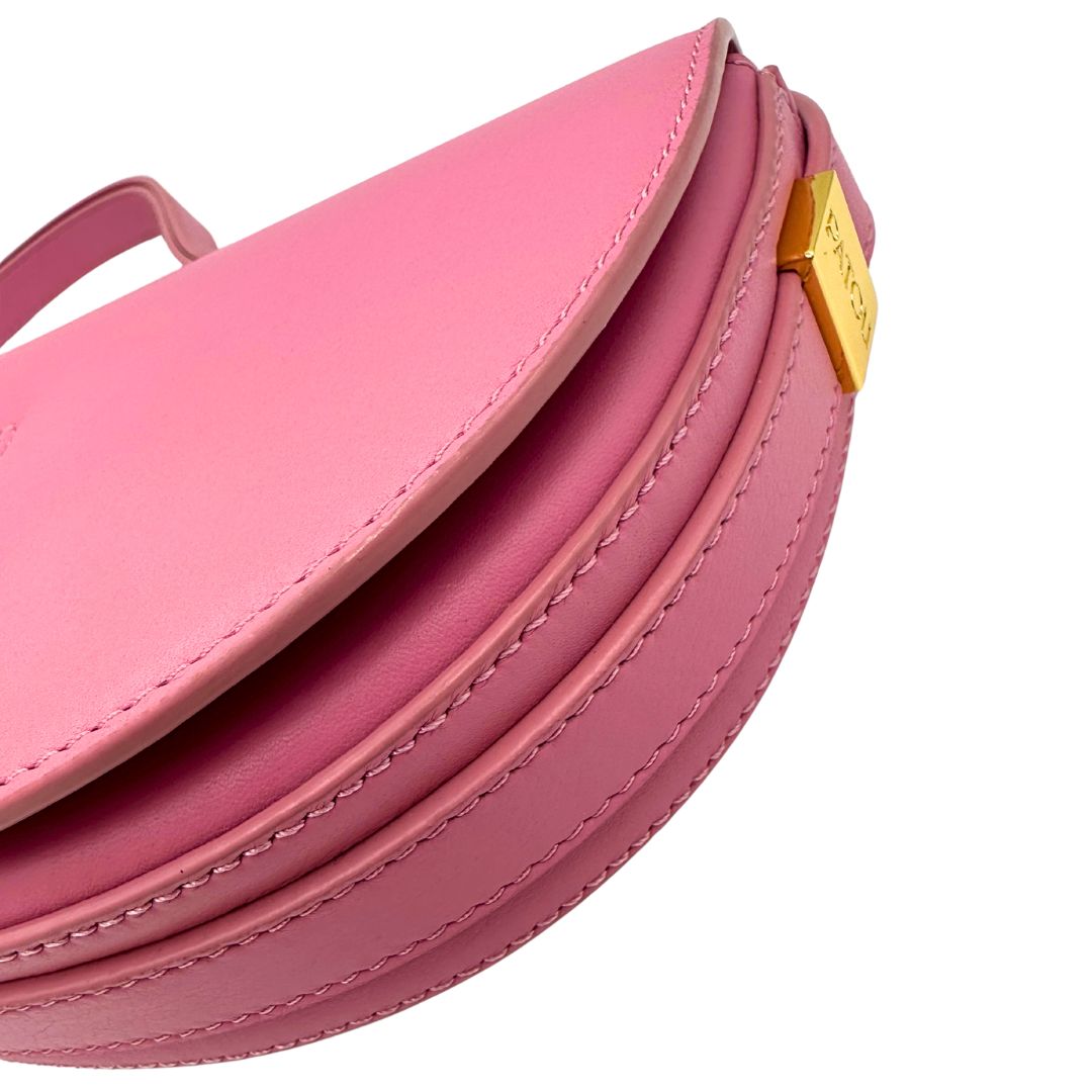 angolo Borsa Patou in pelle rosa con parti metalliche dorate; munita di una tracolla regolabile. Completa di dustbag, di lusso, eccellenti condizioni, usata. 