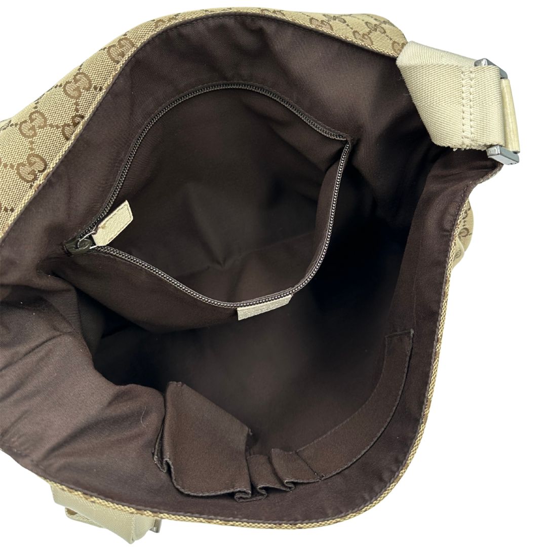 Interno di una borsa Gucci in tessuto beige GG , von finiture in pelle bianco avorio con parti metalliche argentate. Munita di tracolla regolabile e non amovibile, in tessuto con spallaccio in pelle. Completa di dustbag. Indossabile a tracolla.