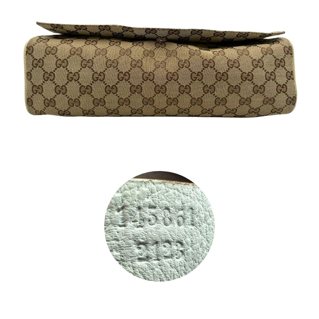 Base e codice di una borsa Gucci in tessuto beige GG , von finiture in pelle bianco avorio con parti metalliche argentate. Munita di tracolla regolabile e non amovibile, in tessuto con spallaccio in pelle. Completa di dustbag. Indossabile a tracolla.