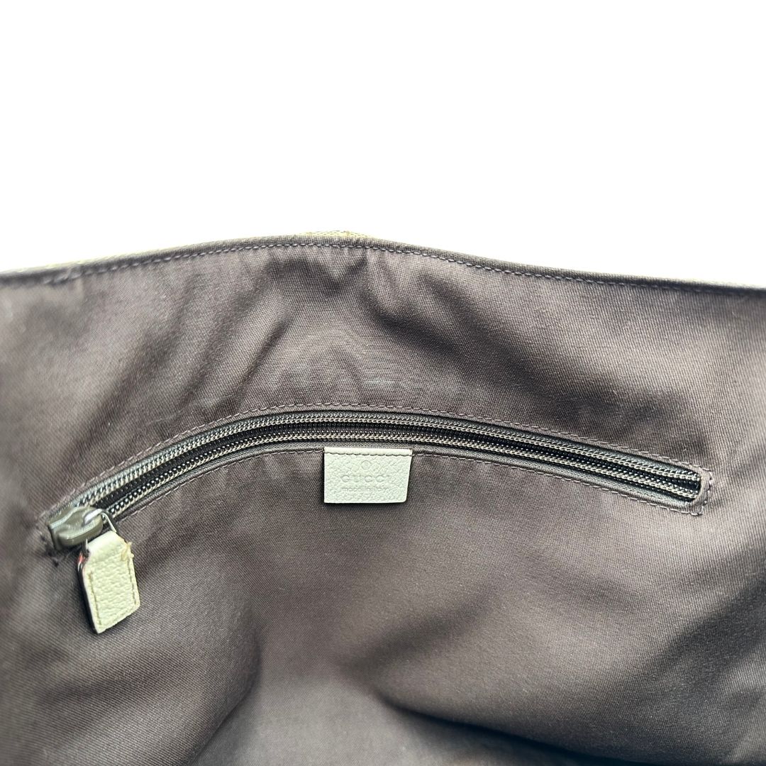 Interno di una borsa Gucci in tessuto beige GG , von finiture in pelle bianco avorio con parti metalliche argentate. Munita di tracolla regolabile e non amovibile, in tessuto con spallaccio in pelle. Completa di dustbag. Indossabile a tracolla.