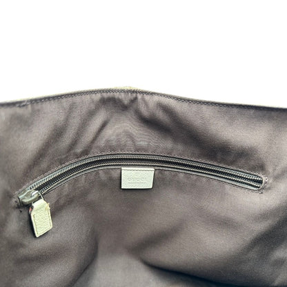 Interno di una borsa Gucci in tessuto beige GG , von finiture in pelle bianco avorio con parti metalliche argentate. Munita di tracolla regolabile e non amovibile, in tessuto con spallaccio in pelle. Completa di dustbag. Indossabile a tracolla.