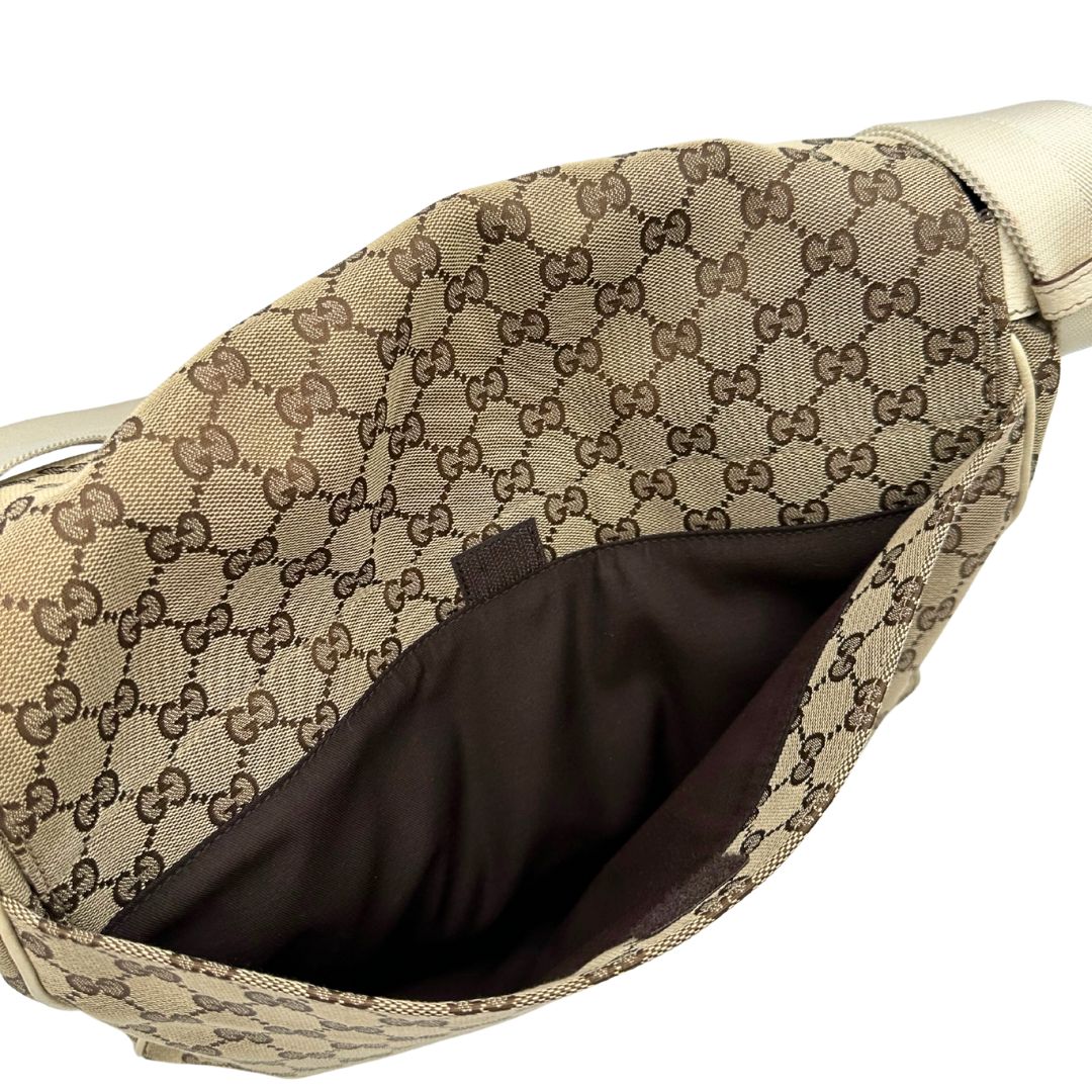 Interno di una borsa Gucci in tessuto beige GG , von finiture in pelle bianco avorio con parti metalliche argentate. Munita di tracolla regolabile e non amovibile, in tessuto con spallaccio in pelle. Completa di dustbag. Indossabile a tracolla.