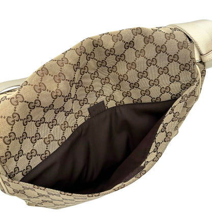 Interno di una borsa Gucci in tessuto beige GG , von finiture in pelle bianco avorio con parti metalliche argentate. Munita di tracolla regolabile e non amovibile, in tessuto con spallaccio in pelle. Completa di dustbag. Indossabile a tracolla.