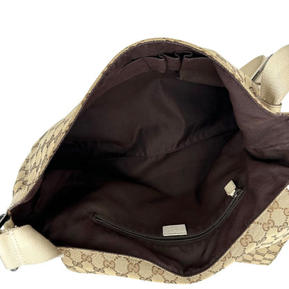 Interno di una borsa Gucci in tessuto beige GG , von finiture in pelle bianco avorio con parti metalliche argentate. Munita di tracolla regolabile e non amovibile, in tessuto con spallaccio in pelle. Completa di dustbag. Indossabile a tracolla.
