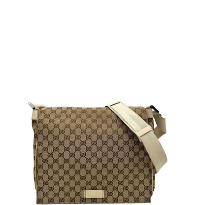 Front di una borsa Gucci in tessuto beige GG , von finiture in pelle bianco avorio con parti metalliche argentate. Munita di tracolla regolabile e non amovibile, in tessuto con spallaccio in pelle. Completa di dustbag. Indossabile a tracolla.