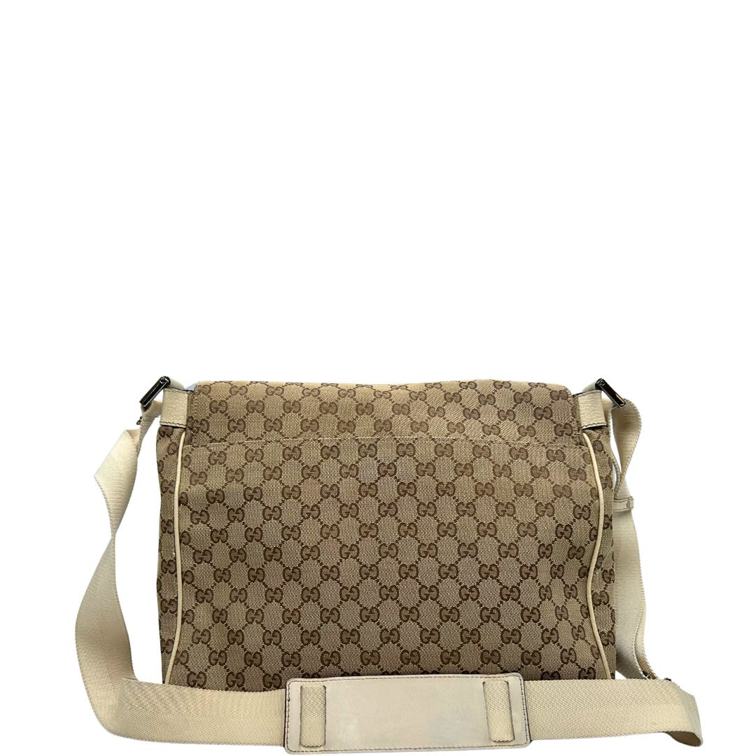 Retro di una borsa Gucci in tessuto beige GG , von finiture in pelle bianco avorio con parti metalliche argentate. Munita di tracolla regolabile e non amovibile, in tessuto con spallaccio in pelle. Completa di dustbag. Indossabile a tracolla.