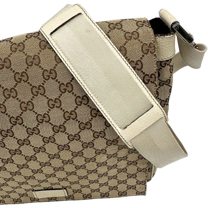 Tracolla di una borsa Gucci in tessuto beige GG , von finiture in pelle bianco avorio con parti metalliche argentate. Munita di tracolla regolabile e non amovibile, in tessuto con spallaccio in pelle. Completa di dustbag. Indossabile a tracolla.