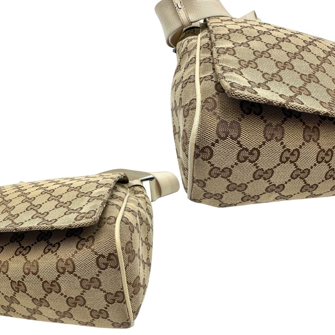 Angoli di una borsa Gucci in tessuto beige GG , von finiture in pelle bianco avorio con parti metalliche argentate. Munita di tracolla regolabile e non amovibile, in tessuto con spallaccio in pelle. Completa di dustbag. Indossabile a tracolla.