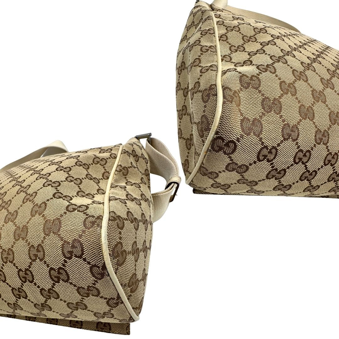 Angoli di una borsa Gucci in tessuto beige GG , von finiture in pelle bianco avorio con parti metalliche argentate. Munita di tracolla regolabile e non amovibile, in tessuto con spallaccio in pelle. Completa di dustbag. Indossabile a tracolla.