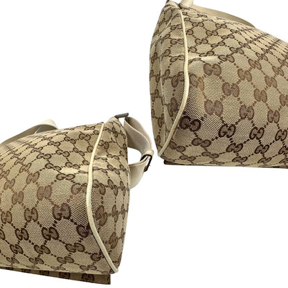 Angoli di una borsa Gucci in tessuto beige GG , von finiture in pelle bianco avorio con parti metalliche argentate. Munita di tracolla regolabile e non amovibile, in tessuto con spallaccio in pelle. Completa di dustbag. Indossabile a tracolla.