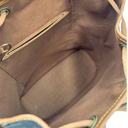 Interno di uno zaino Montsouris mini in canvas marrone monogram con finiture in vacchetta naturale e parti metalliche dorate, munito di un anello sulla parte superiore e due bretelle in vacchetta regolabili con fibbie. Completo di dustbag.