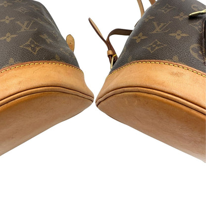 Angoli di uno zaino Montsouris mini in canvas marrone monogram con finiture in vacchetta naturale e parti metalliche dorate, munito di un anello sulla parte superiore e due bretelle in vacchetta regolabili con fibbie. Completo di dustbag.
