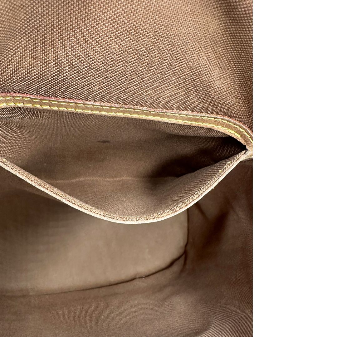Interno di uno zaino Montsouris mini in canvas marrone monogram con finiture in vacchetta naturale e parti metalliche dorate, munito di un anello sulla parte superiore e due bretelle in vacchetta regolabili con fibbie. Completo di dustbag.