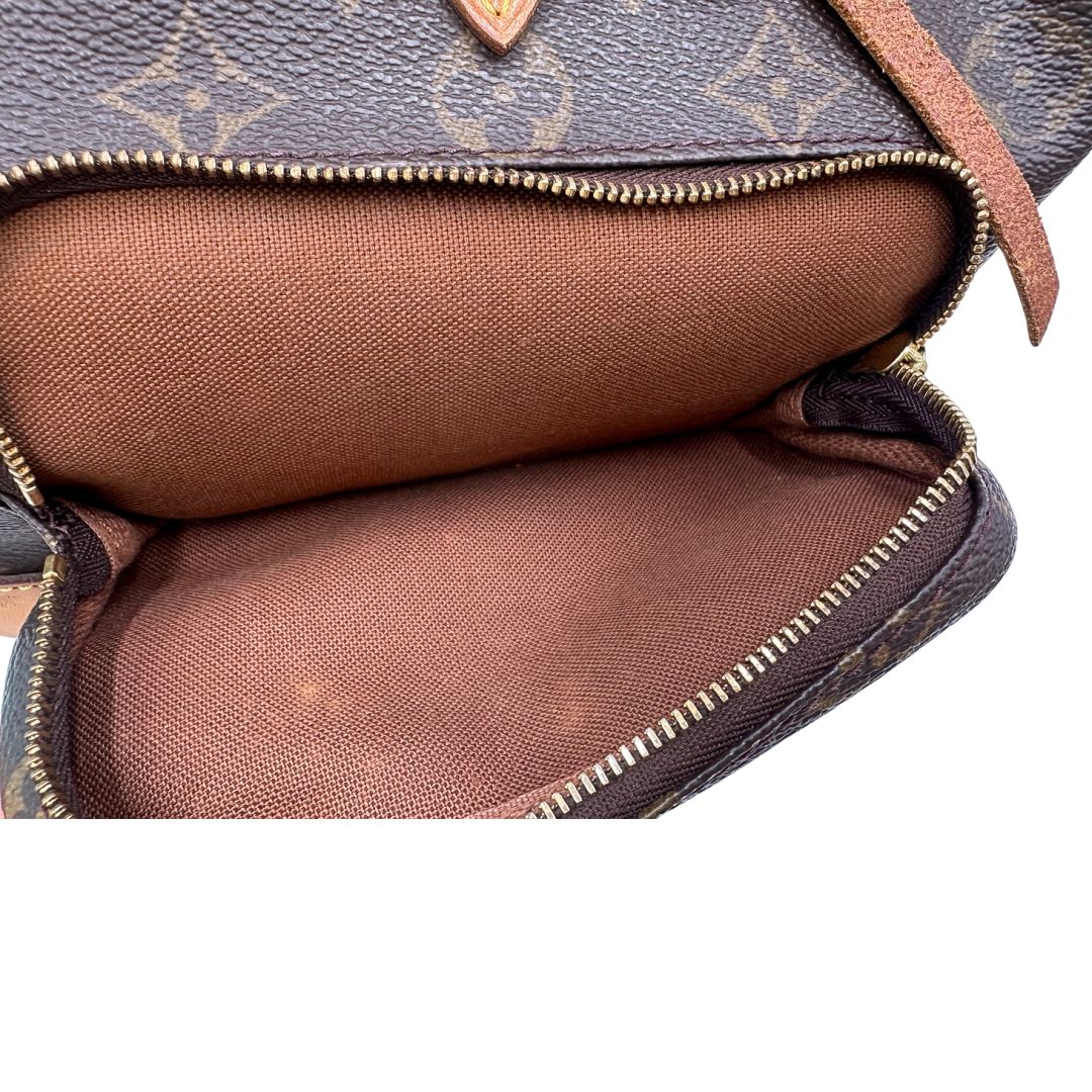 Interno di uno zaino Montsouris mini in canvas marrone monogram con finiture in vacchetta naturale e parti metalliche dorate, munito di un anello sulla parte superiore e due bretelle in vacchetta regolabili con fibbie. Completo di dustbag.