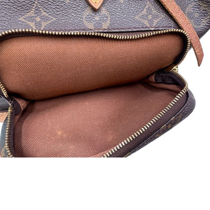 Interno di uno zaino Montsouris mini in canvas marrone monogram con finiture in vacchetta naturale e parti metalliche dorate, munito di un anello sulla parte superiore e due bretelle in vacchetta regolabili con fibbie. Completo di dustbag.