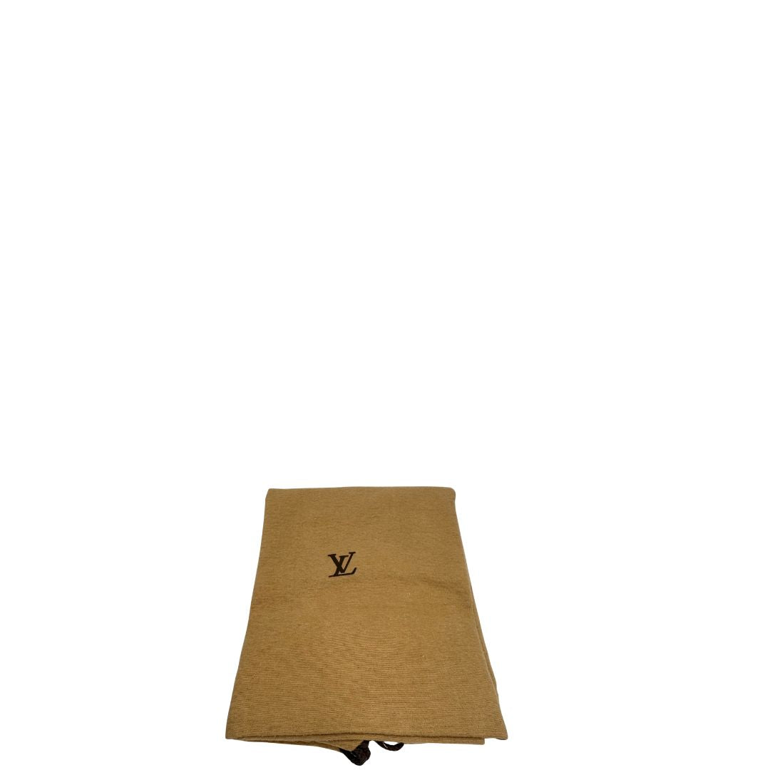 Dustbag di uno zaino Montsouris mini in canvas marrone monogram con finiture in vacchetta naturale e parti metalliche dorate, munito di un anello sulla parte superiore e due bretelle in vacchetta regolabili con fibbie. 
