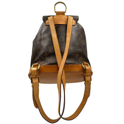 Retro di uno zaino Montsouris mini in canvas marrone monogram con finiture in vacchetta naturale e parti metalliche dorate, munito di un anello sulla parte superiore e due bretelle in vacchetta regolabili con fibbie. Completo di dustbag.