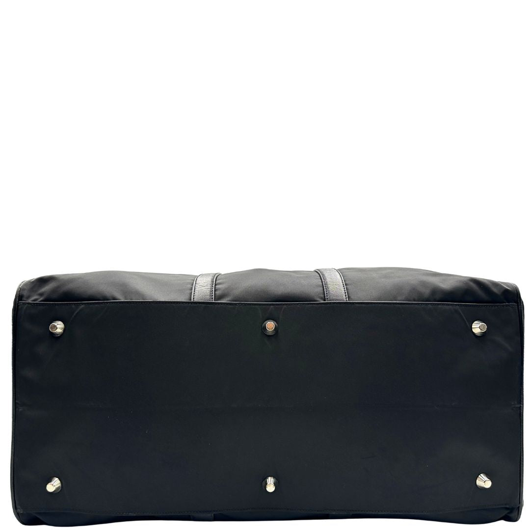 base  Borsone Prada in nylon nero con finiture in pelle tono su tono e parti metalliche argentate; munito di doppi manici stondati e un manico singolo in tessuto, indossabile a spalla o mano. Completo di dustbag e tag porta address, di lusso, originale, ottime condizioni, usata. 