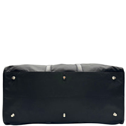 base  Borsone Prada in nylon nero con finiture in pelle tono su tono e parti metalliche argentate; munito di doppi manici stondati e un manico singolo in tessuto, indossabile a spalla o mano. Completo di dustbag e tag porta address, di lusso, originale, ottime condizioni, usata. 