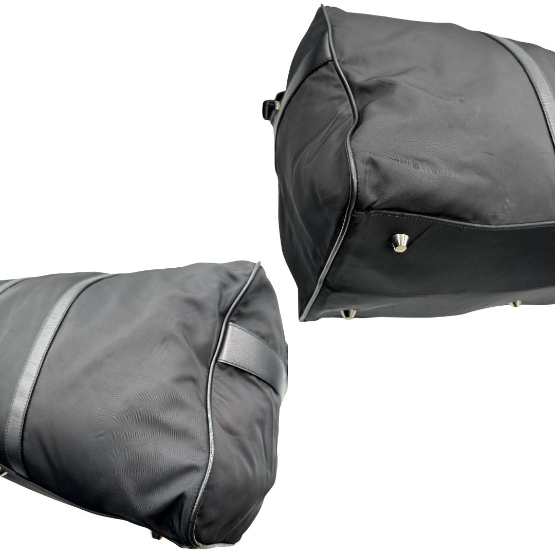 angoli  Borsone Prada in nylon nero con finiture in pelle tono su tono e parti metalliche argentate; munito di doppi manici stondati e un manico singolo in tessuto, indossabile a spalla o mano. Completo di dustbag e tag porta address, di lusso, originale, ottime condizioni, usata. 