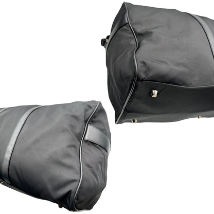 angoli  Borsone Prada in nylon nero con finiture in pelle tono su tono e parti metalliche argentate; munito di doppi manici stondati e un manico singolo in tessuto, indossabile a spalla o mano. Completo di dustbag e tag porta address, di lusso, originale, ottime condizioni, usata. 