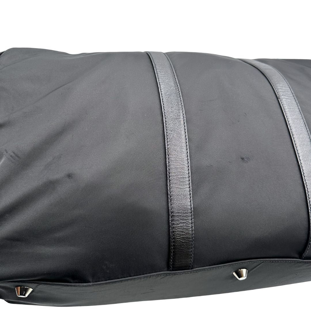  Borsone Prada in nylon nero con finiture in pelle tono su tono e parti metalliche argentate; munito di doppi manici stondati e un manico singolo in tessuto, indossabile a spalla o mano. Completo di dustbag e tag porta address, di lusso, originale, ottime condizioni, usata.