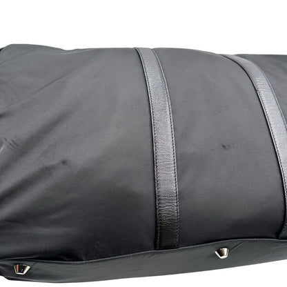  Borsone Prada in nylon nero con finiture in pelle tono su tono e parti metalliche argentate; munito di doppi manici stondati e un manico singolo in tessuto, indossabile a spalla o mano. Completo di dustbag e tag porta address, di lusso, originale, ottime condizioni, usata.