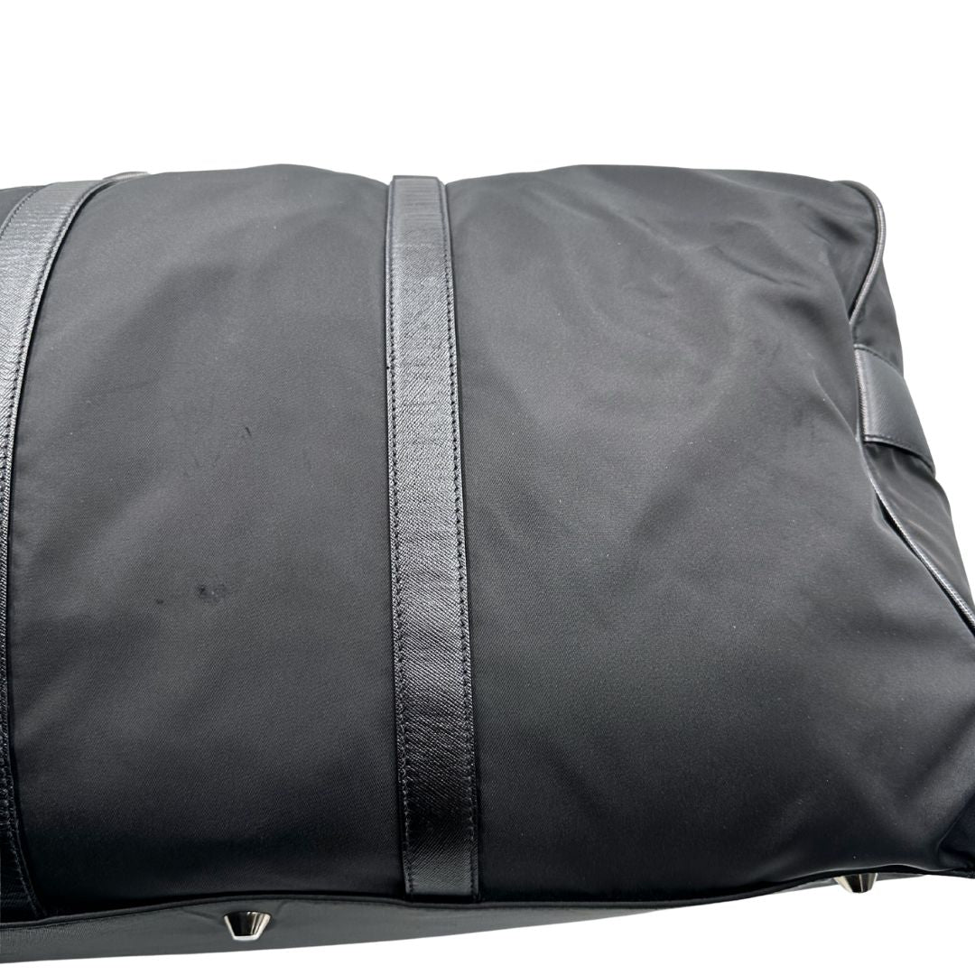  Borsone Prada in nylon nero con finiture in pelle tono su tono e parti metalliche argentate; munito di doppi manici stondati e un manico singolo in tessuto, indossabile a spalla o mano. Completo di dustbag e tag porta address, di lusso, originale, ottime condizioni, usata.