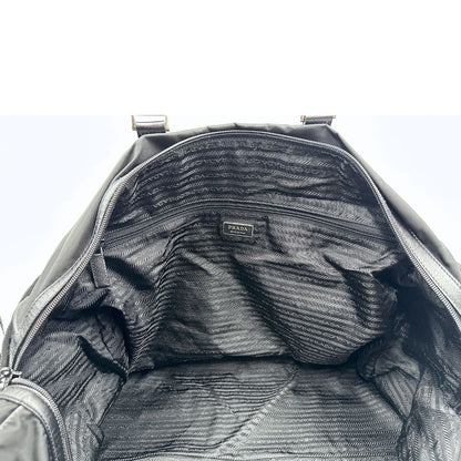 interno  Borsone Prada in nylon nero con finiture in pelle tono su tono e parti metalliche argentate; munito di doppi manici stondati e un manico singolo in tessuto, indossabile a spalla o mano. Completo di dustbag e tag porta address, di lusso, originale, ottime condizioni, usata. 