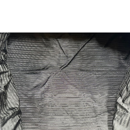 interno  Borsone Prada in nylon nero con finiture in pelle tono su tono e parti metalliche argentate; munito di doppi manici stondati e un manico singolo in tessuto, indossabile a spalla o mano. Completo di dustbag e tag porta address, di lusso, originale, ottime condizioni, usata. 