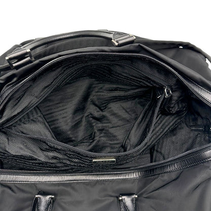 interno  Borsone Prada in nylon nero con finiture in pelle tono su tono e parti metalliche argentate; munito di doppi manici stondati e un manico singolo in tessuto, indossabile a spalla o mano. Completo di dustbag e tag porta address, di lusso, originale, ottime condizioni, usata. 