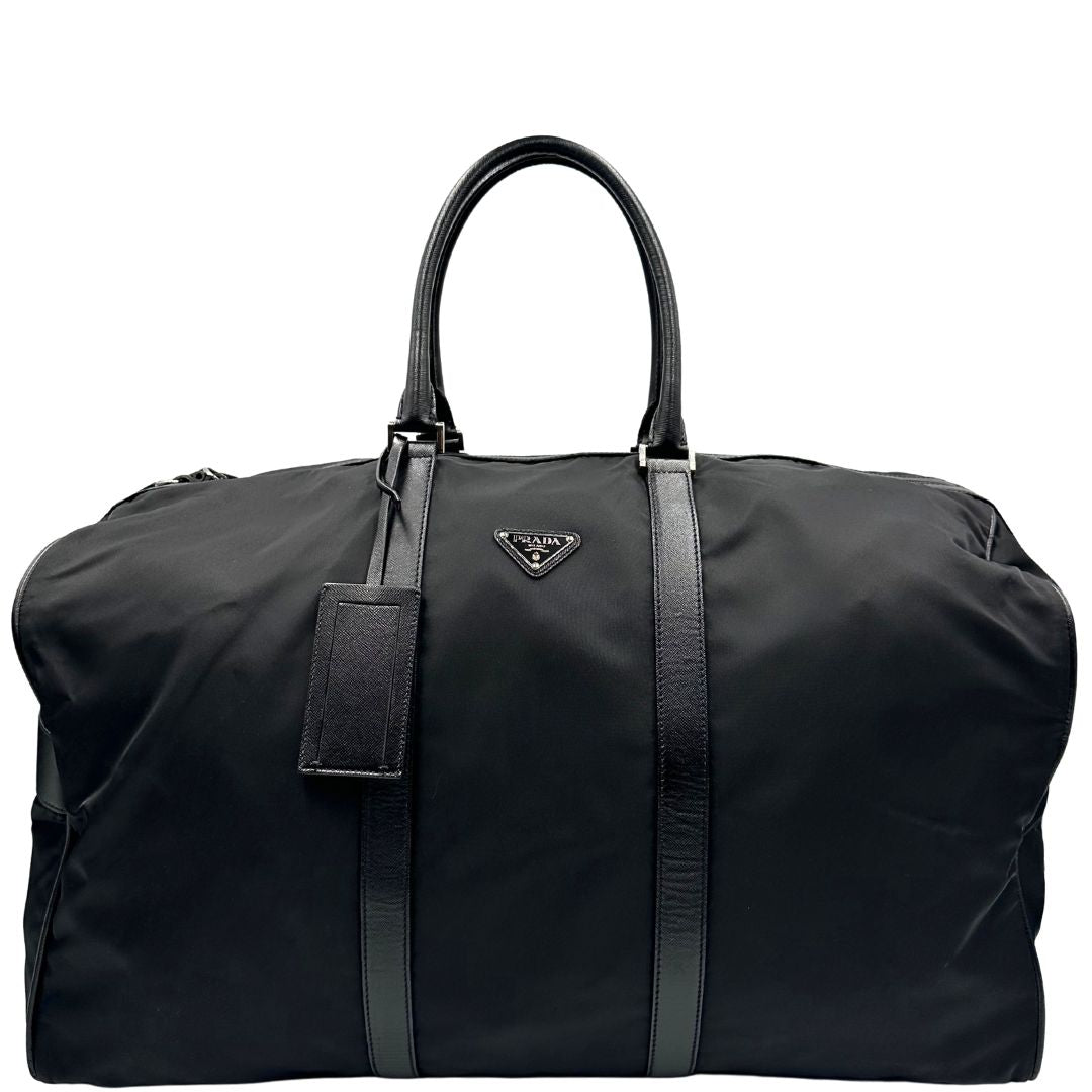  Borsone Prada in nylon nero con finiture in pelle tono su tono e parti metalliche argentate; munito di doppi manici stondati e un manico singolo in tessuto, indossabile a spalla o mano. Completo di dustbag e tag porta address, di lusso, originale, ottime condizioni, usata.