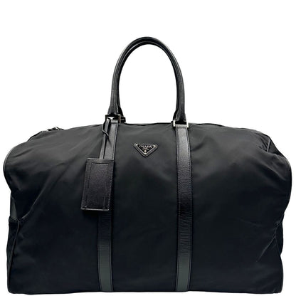  Borsone Prada in nylon nero con finiture in pelle tono su tono e parti metalliche argentate; munito di doppi manici stondati e un manico singolo in tessuto, indossabile a spalla o mano. Completo di dustbag e tag porta address, di lusso, originale, ottime condizioni, usata.