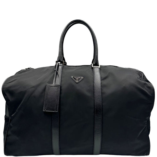  Borsone Prada in nylon nero con finiture in pelle tono su tono e parti metalliche argentate; munito di doppi manici stondati e un manico singolo in tessuto, indossabile a spalla o mano. Completo di dustbag e tag porta address, di lusso, originale, ottime condizioni, usata.