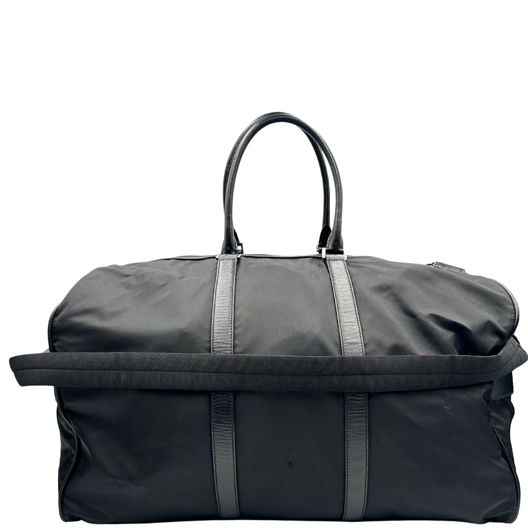 retro  Borsone Prada in nylon nero con finiture in pelle tono su tono e parti metalliche argentate; munito di doppi manici stondati e un manico singolo in tessuto, indossabile a spalla o mano. Completo di dustbag e tag porta address, di lusso, originale, ottime condizioni, usata. 