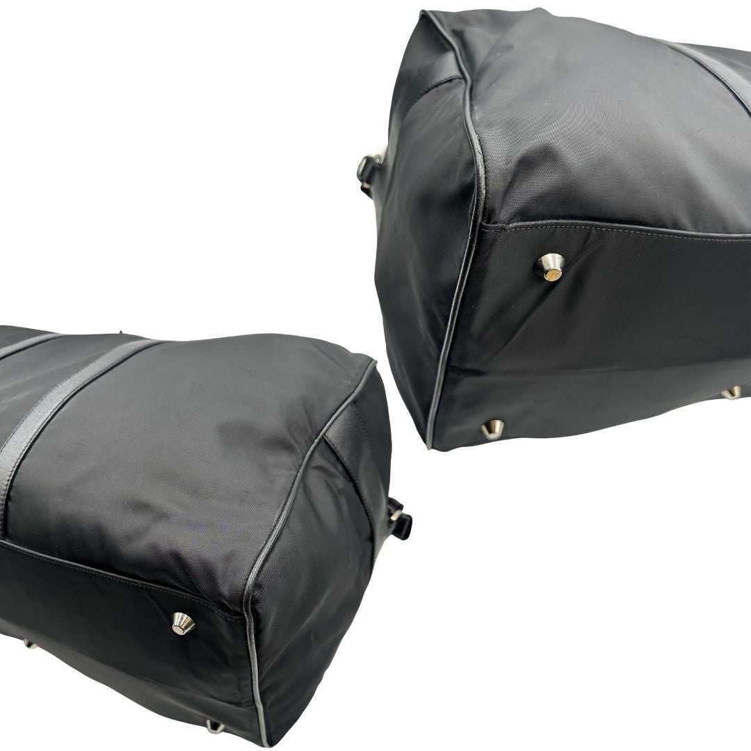 angoli  Borsone Prada in nylon nero con finiture in pelle tono su tono e parti metalliche argentate; munito di doppi manici stondati e un manico singolo in tessuto, indossabile a spalla o mano. Completo di dustbag e tag porta address, di lusso, originale, ottime condizioni, usata. 