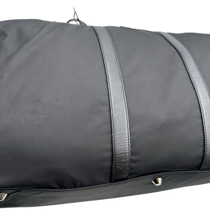  Borsone Prada in nylon nero con finiture in pelle tono su tono e parti metalliche argentate; munito di doppi manici stondati e un manico singolo in tessuto, indossabile a spalla o mano. Completo di dustbag e tag porta address, di lusso, originale, ottime condizioni, usata. 