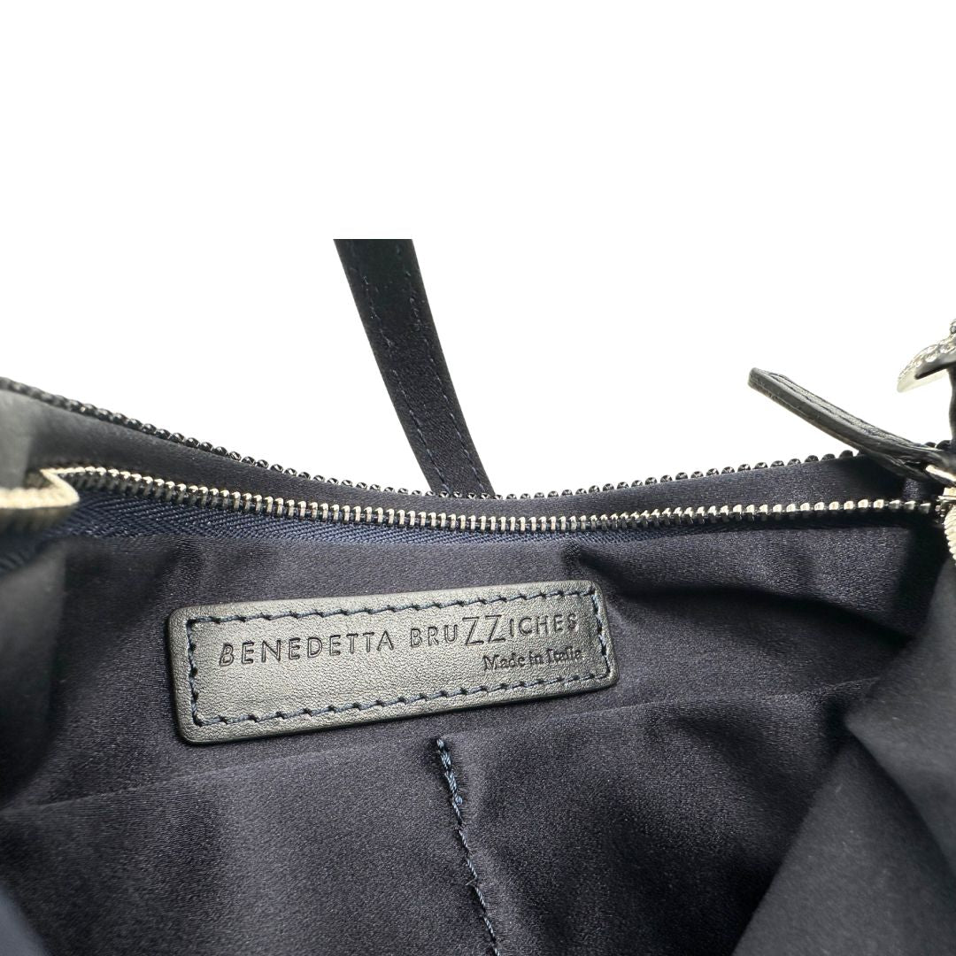 Etichetta di una borsa Benedetta Bruzziches in tessuto ricoperto da strass multicolore; munita di un manico singolo con fibbie laterali, indossabile a spalla. Completa di dustbag e scatola.