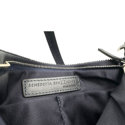 Etichetta di una borsa Benedetta Bruzziches in tessuto ricoperto da strass multicolore; munita di un manico singolo con fibbie laterali, indossabile a spalla. Completa di dustbag e scatola.