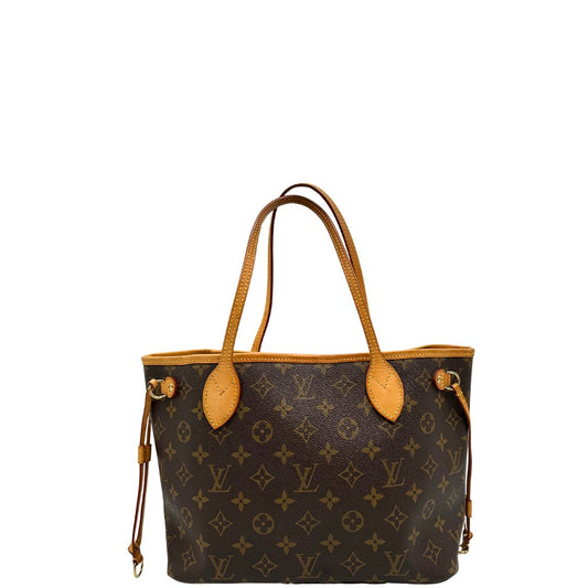 Front di una borsa Louis Vuitton in canvas marrone monogram con finiture in vacchetta naturale e parti metalliche dorate; munita di doppi manici, indossabile a spalla. Full set.