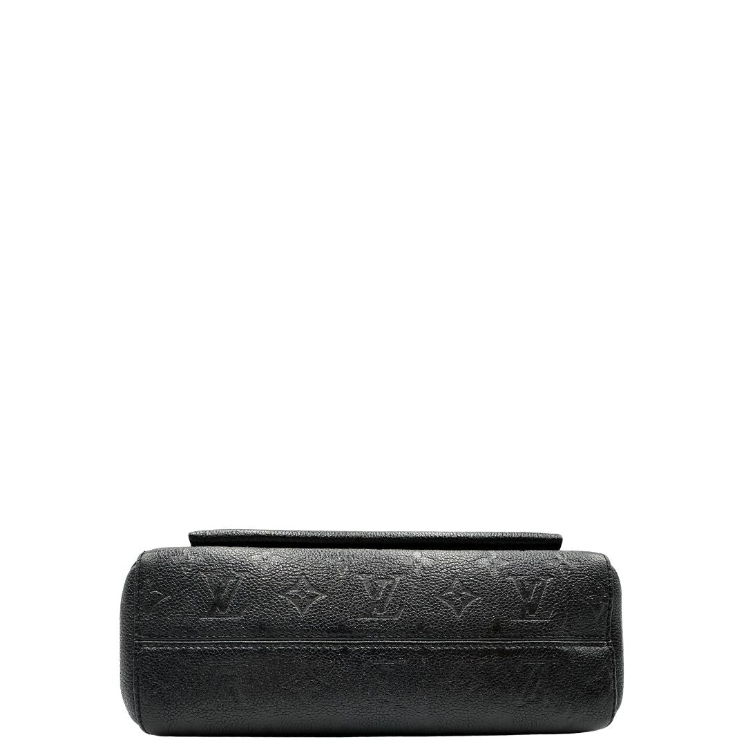 Base di una borsa Louis Vuitton in pelle blu notte Monogram Empreinte, con parti metalliche dorate; munita di una tracolla scorrevole con spallacci in pelle. Completa di scatola.