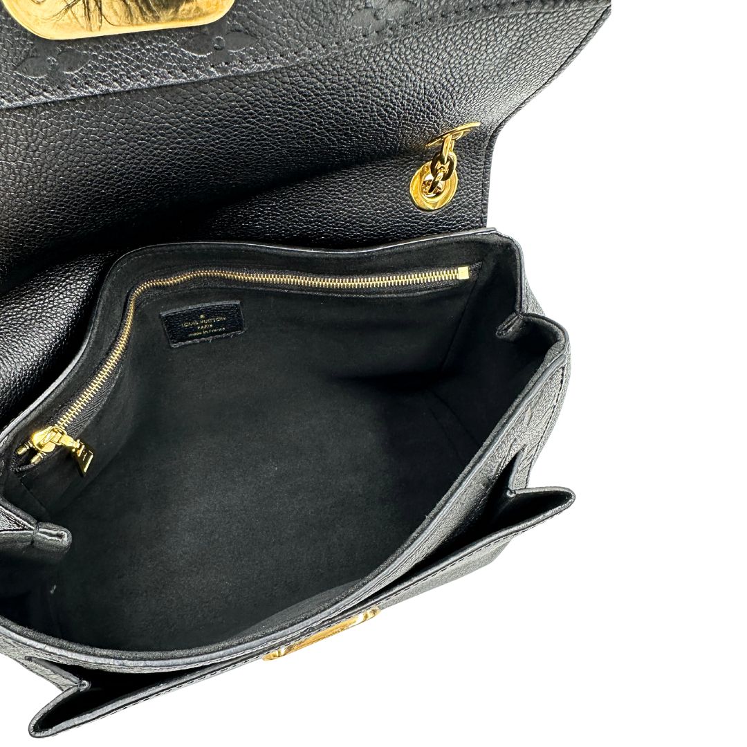 Interno di una borsa Louis Vuitton in pelle blu notte Monogram Empreinte, con parti metalliche dorate; munita di una tracolla scorrevole con spallacci in pelle. Completa di scatola.