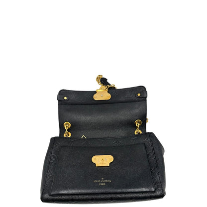 Apertura di una borsa Louis Vuitton in pelle blu notte Monogram Empreinte, con parti metalliche dorate; munita di una tracolla scorrevole con spallacci in pelle. Completa di scatola.