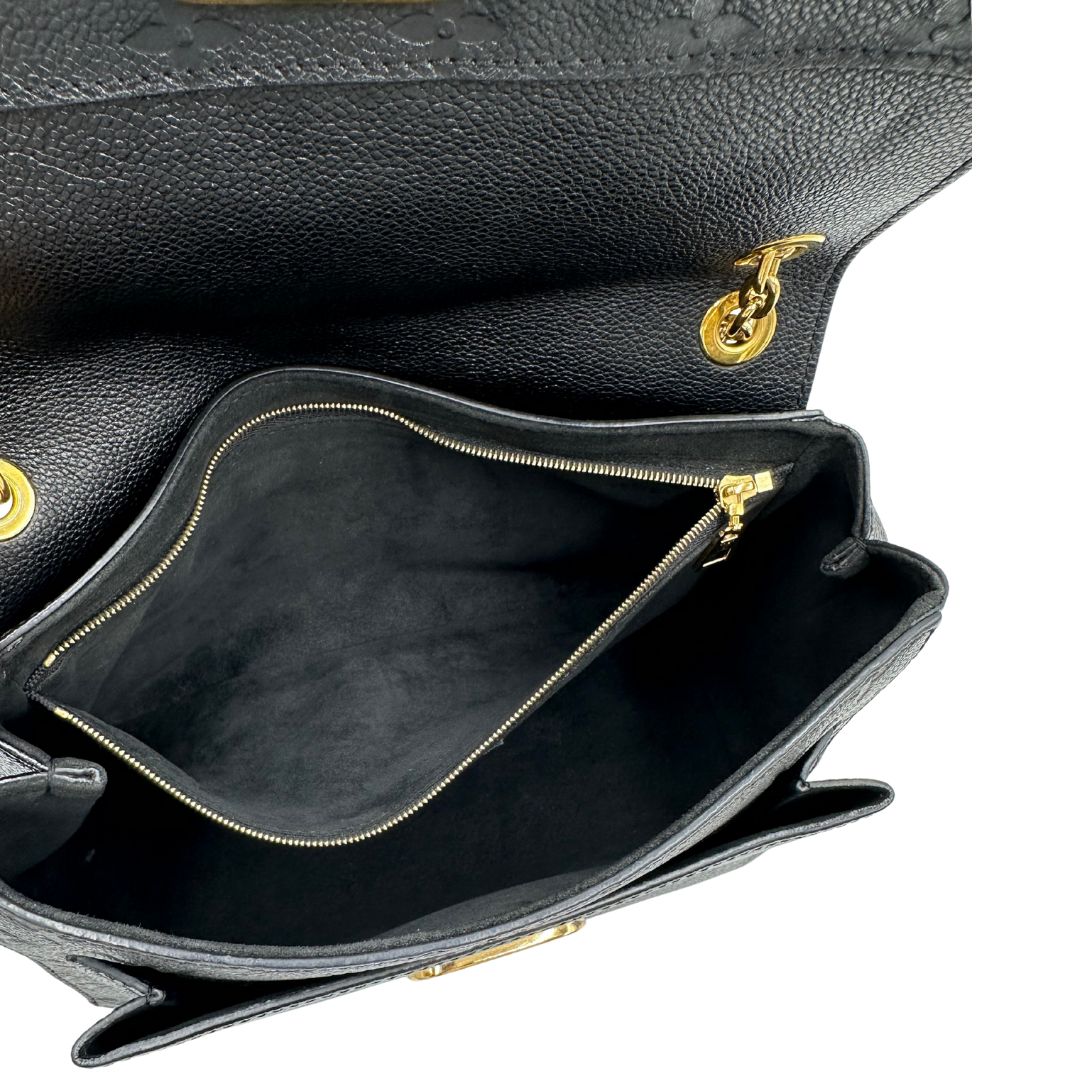 Interno di una borsa Louis Vuitton in pelle blu notte Monogram Empreinte, con parti metalliche dorate; munita di una tracolla scorrevole con spallacci in pelle. Completa di scatola.