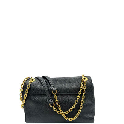 Retro di una borsa Louis Vuitton in pelle blu notte Monogram Empreinte, con parti metalliche dorate; munita di una tracolla scorrevole con spallacci in pelle. Completa di scatola.