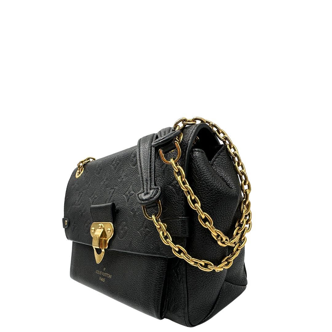 Laterale destro di una borsa Louis Vuitton in pelle blu notte Monogram Empreinte, con parti metalliche dorate; munita di una tracolla scorrevole con spallacci in pelle. Completa di scatola.