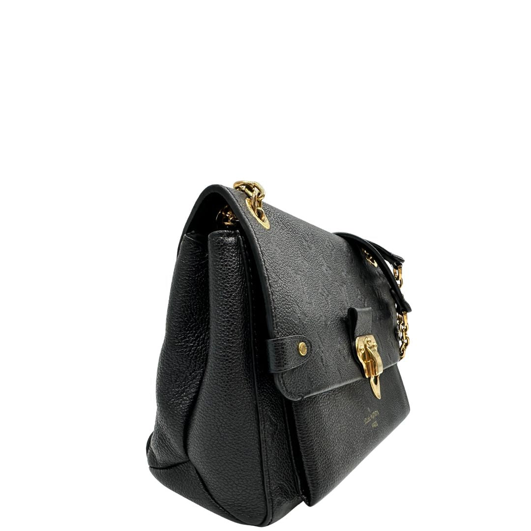 Laterale sinistro di una borsa Louis Vuitton in pelle blu notte Monogram Empreinte, con parti metalliche dorate; munita di una tracolla scorrevole con spallacci in pelle. Completa di scatola.